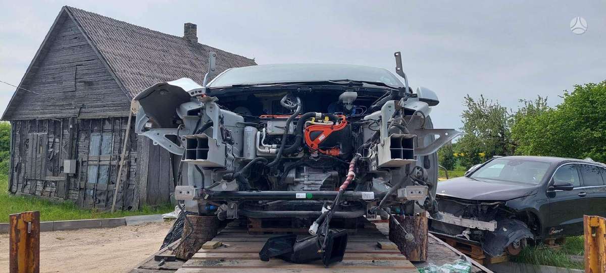Tesla Model Y rezerves daļās.