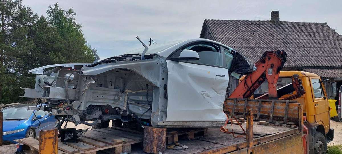 Tesla Model Y по частям.