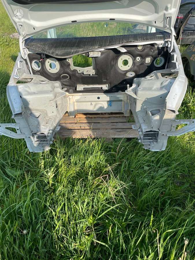 Tesla Model Y dalimis.
