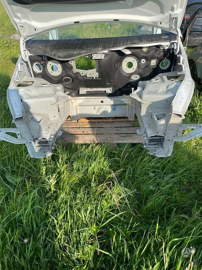 Tesla Model Y по частям.