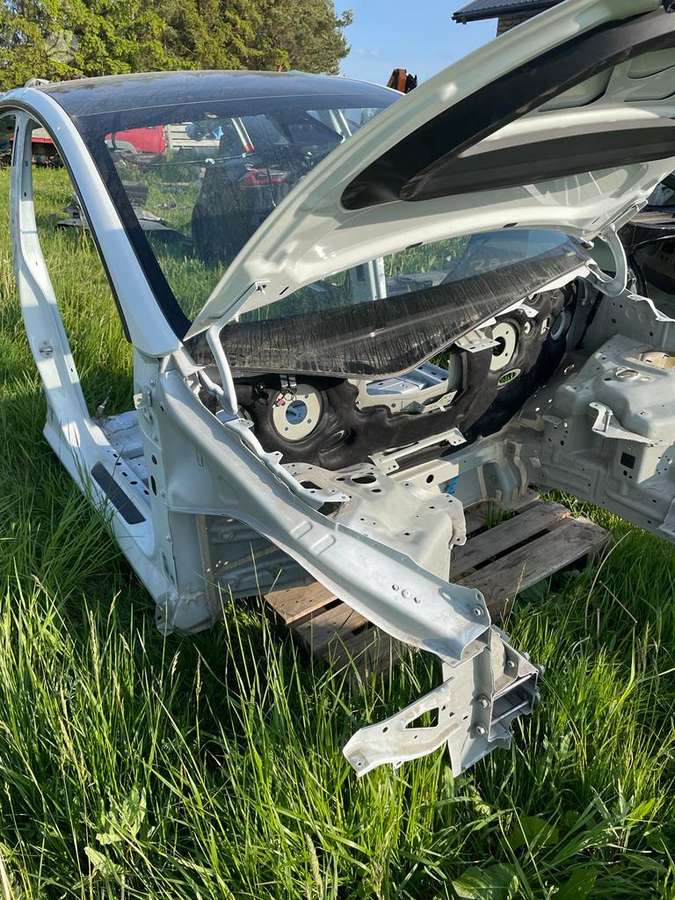 Tesla Model Y по частям.