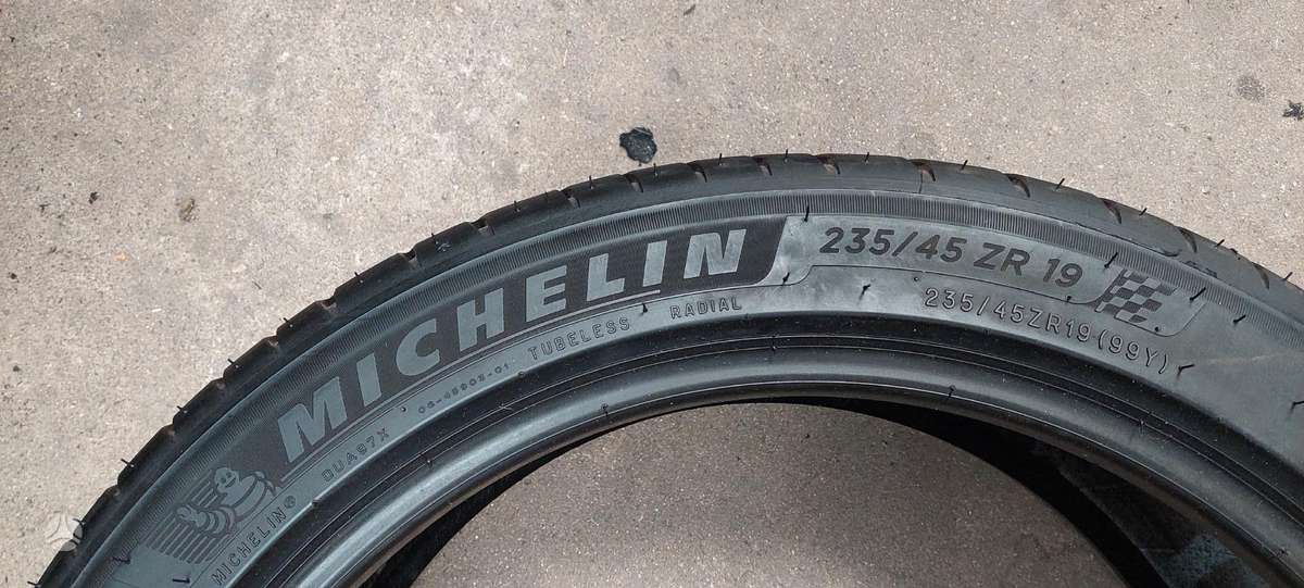 Michelin, vasaras 235/45 R19