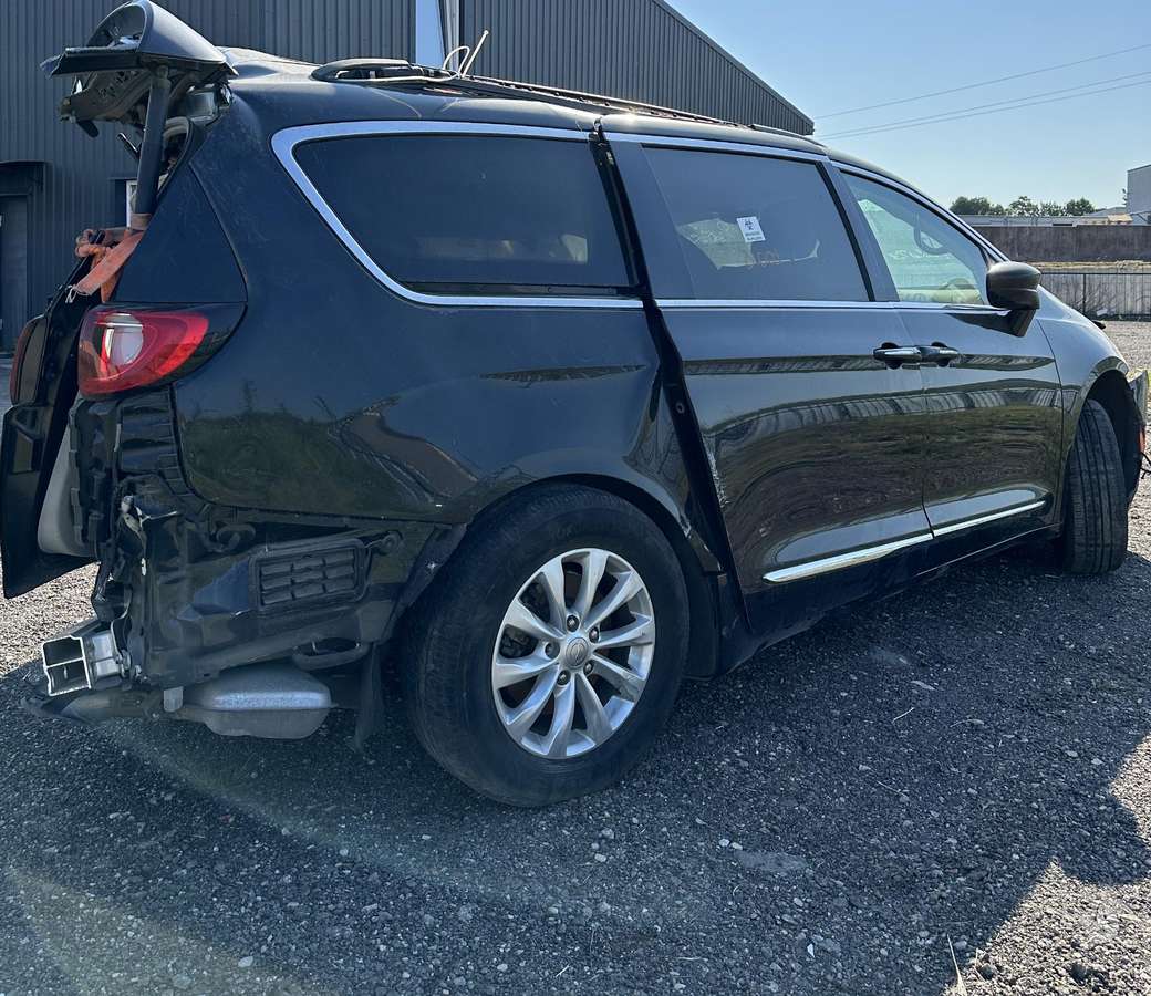 Chrysler Pacifica dalimis