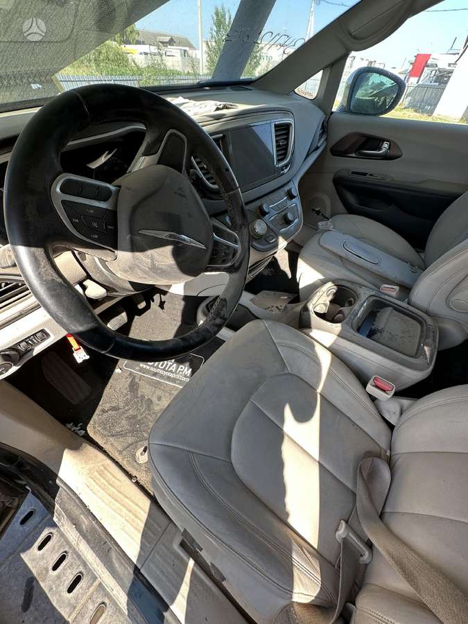 Chrysler Pacifica dalimis