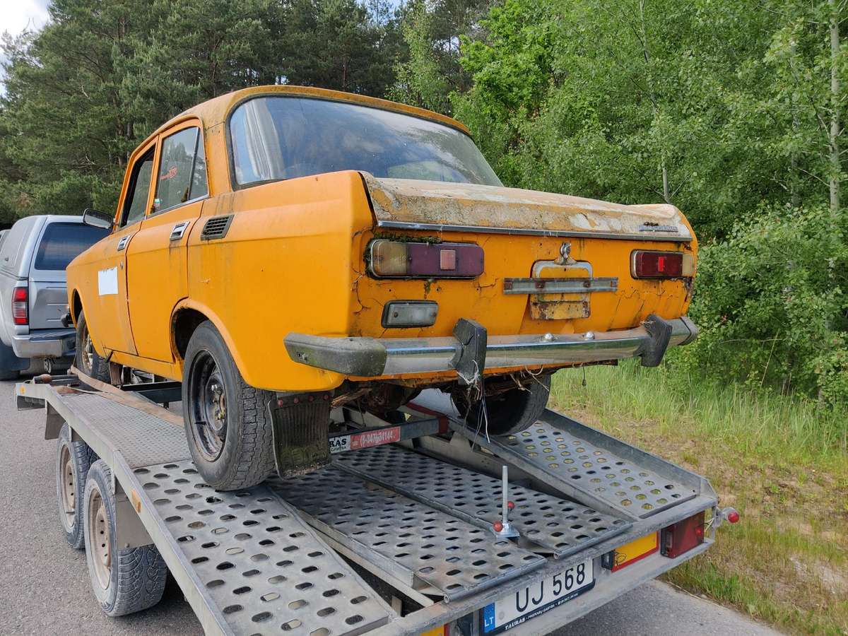 Moskvich 2140 dalimis