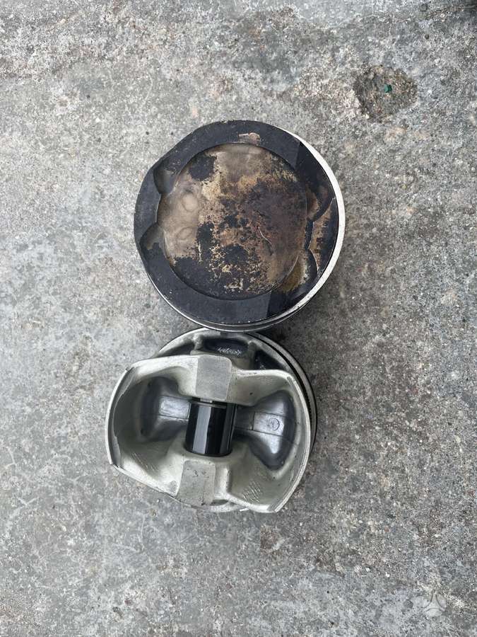 BMW M550, S63, pistons