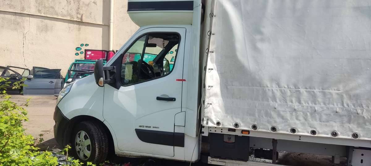 Renault Master, preču