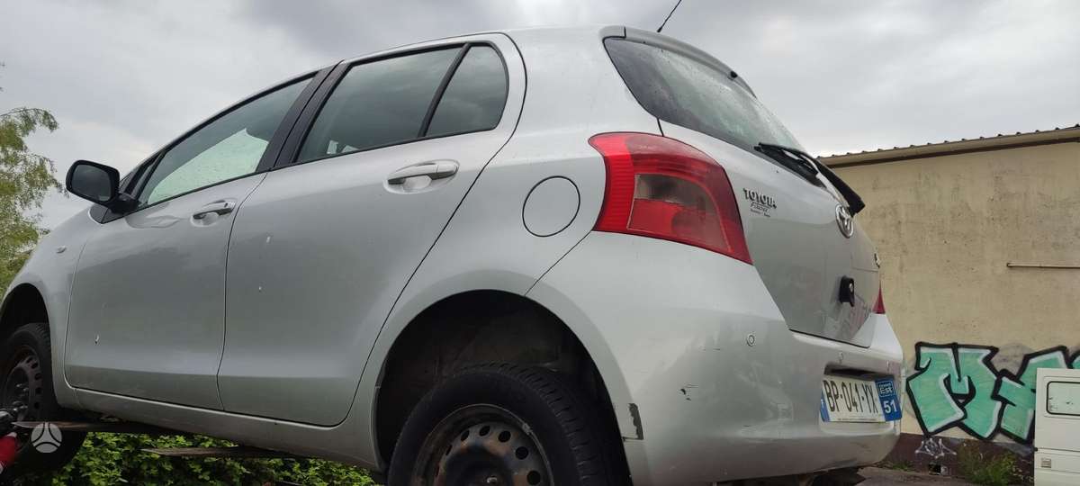 Toyota Yaris 37069885048