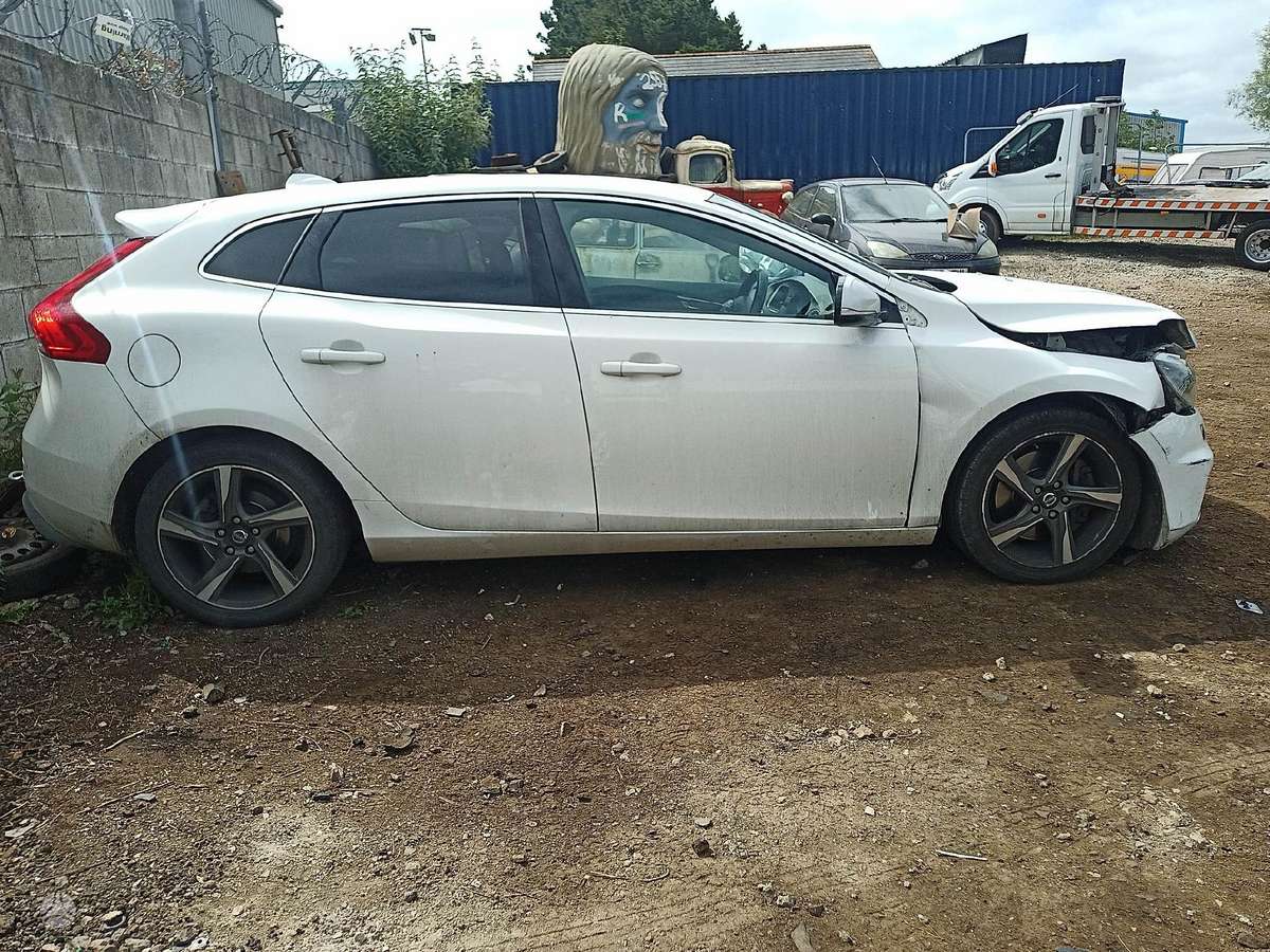 Volvo V40 по частям