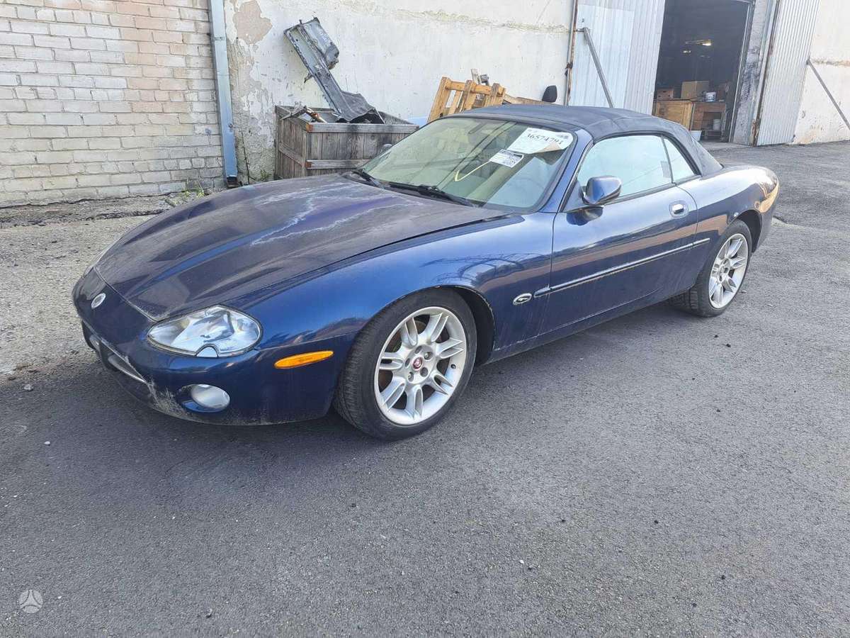 Jaguar XK8 dalimis. Variklis dalimis