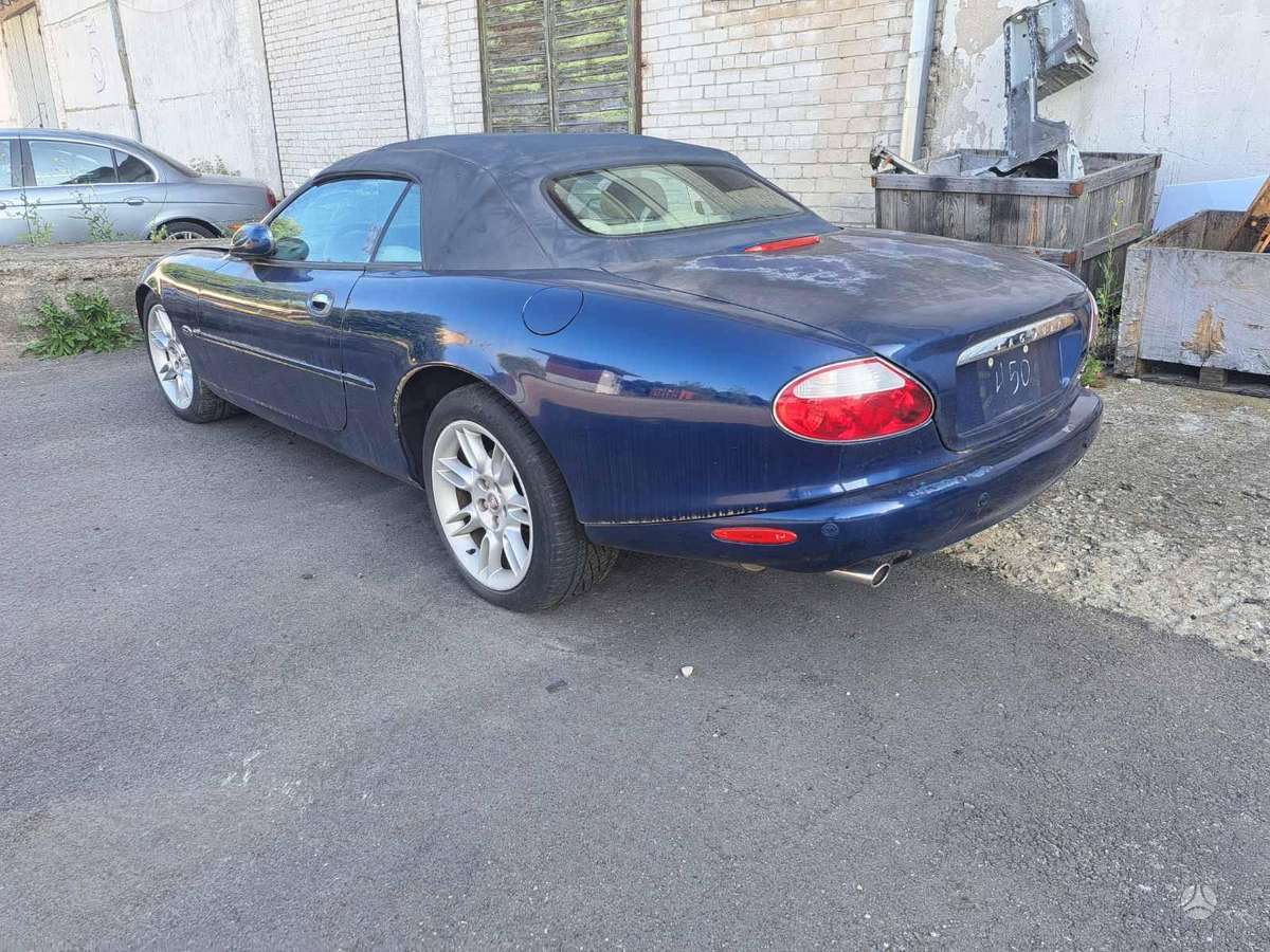 Jaguar XK8 dalimis. Variklis dalimis