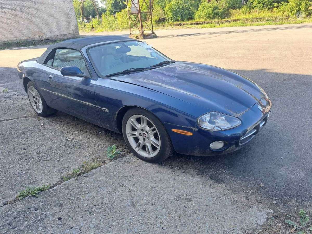 Jaguar XK8 dalimis. Variklis dalimis