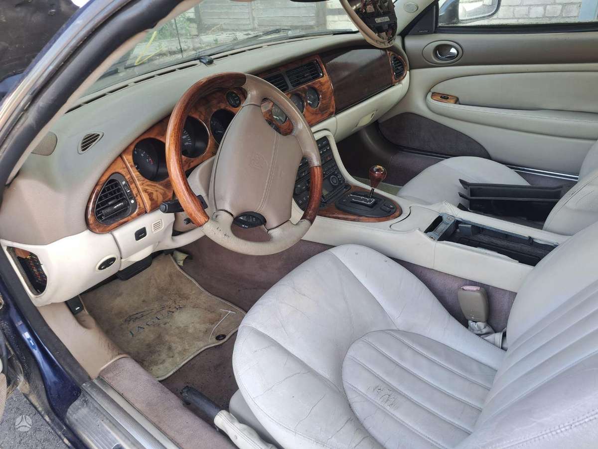 Jaguar XK8 dalimis. Variklis dalimis