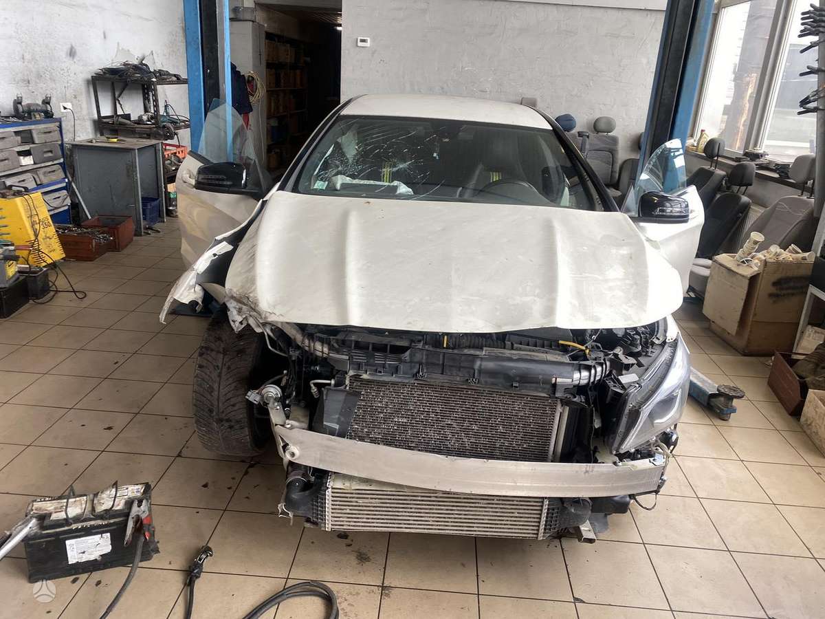 Mercedes-Benz CLA220 dalimis