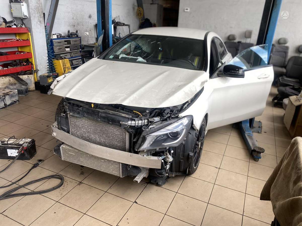 Mercedes-Benz CLA220 dalimis