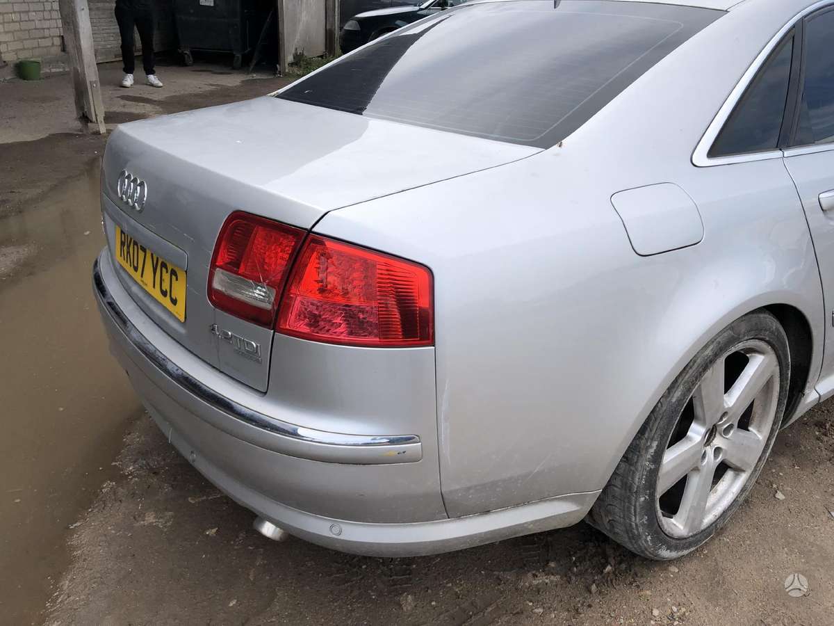 Audi A8 dalimis