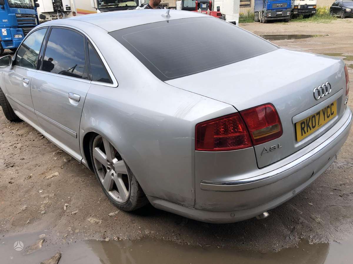 Audi A8 dalimis