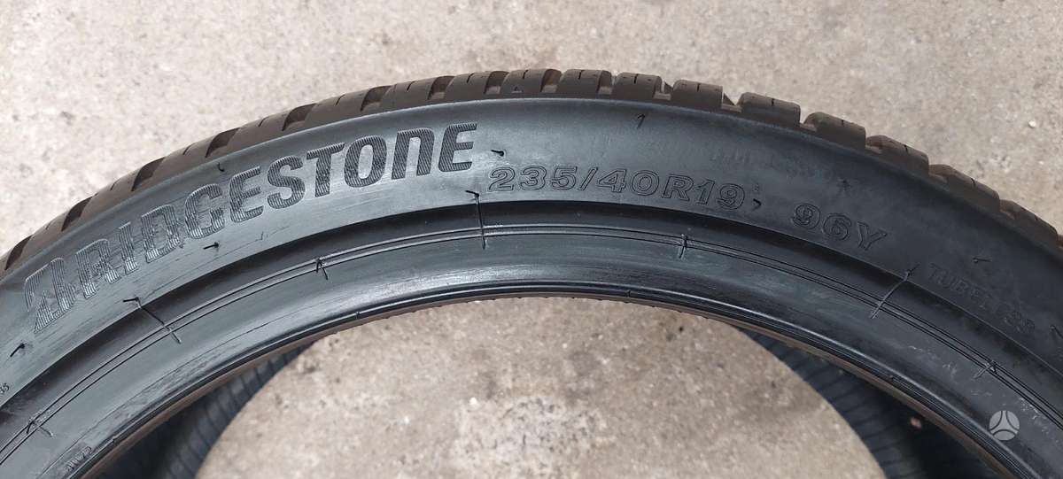 Bridgestone, vissezonas 235/40 R19