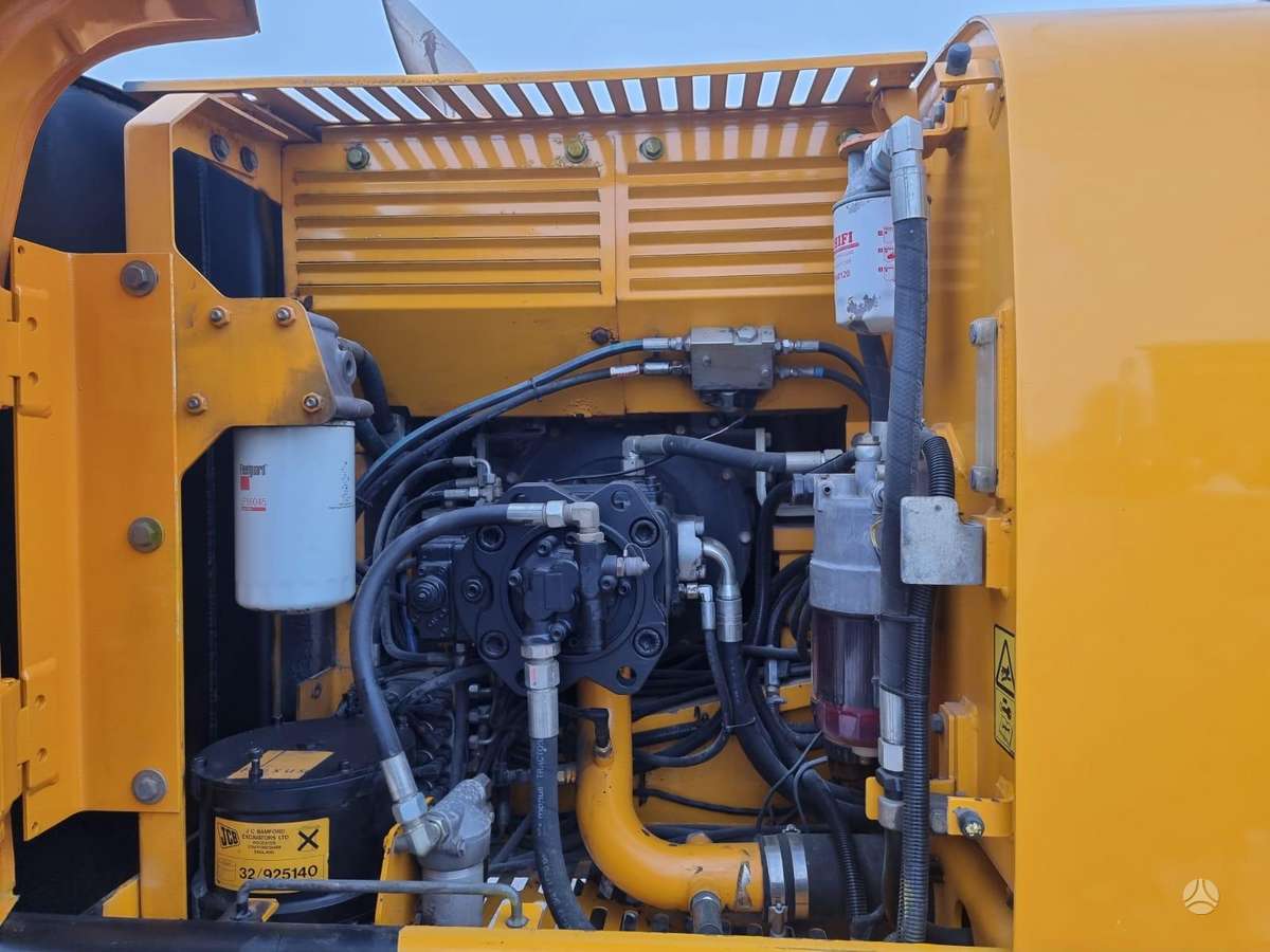 JCB JS220 LC, ekskavatori