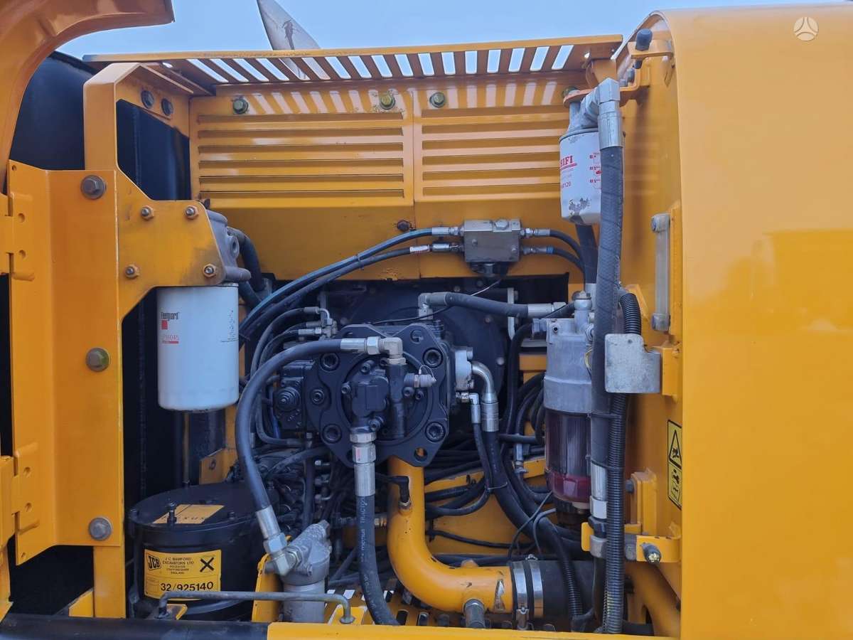 JCB JS220 LC, ekskavatoriai
