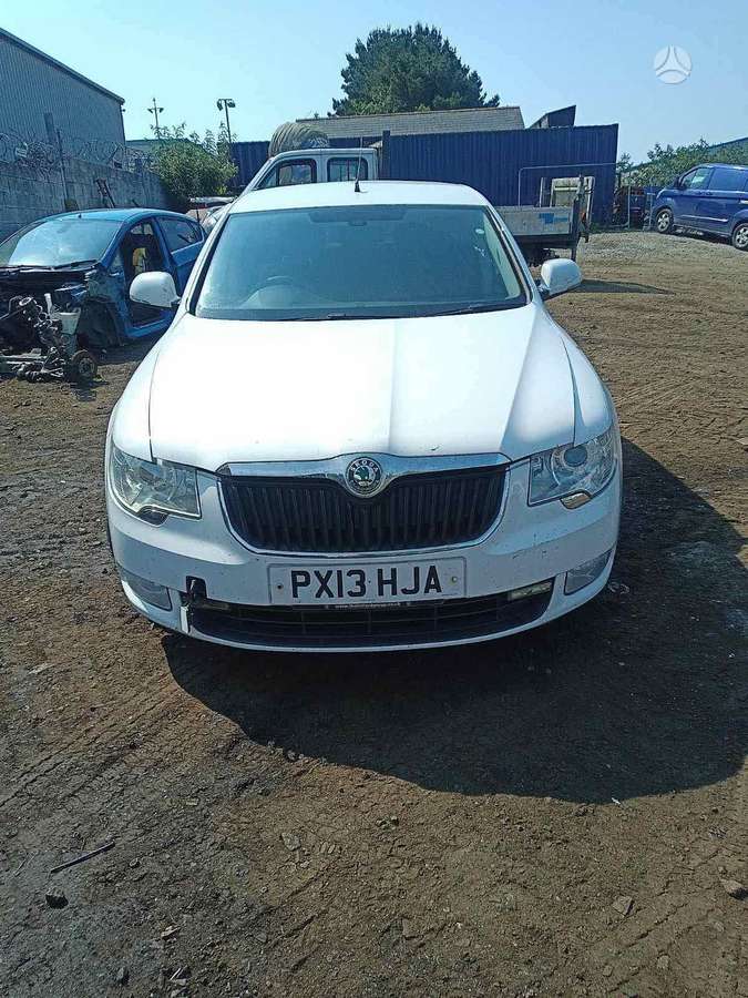 Skoda Superb dalimis