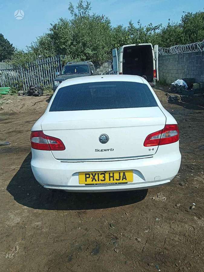 Skoda Superb dalimis