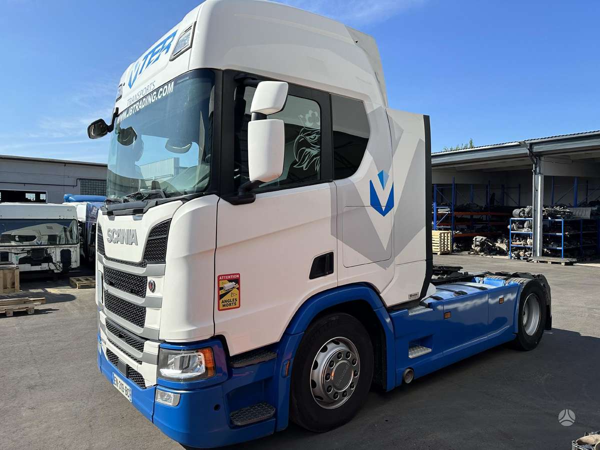 Scania R450 dalimis, vilcējs