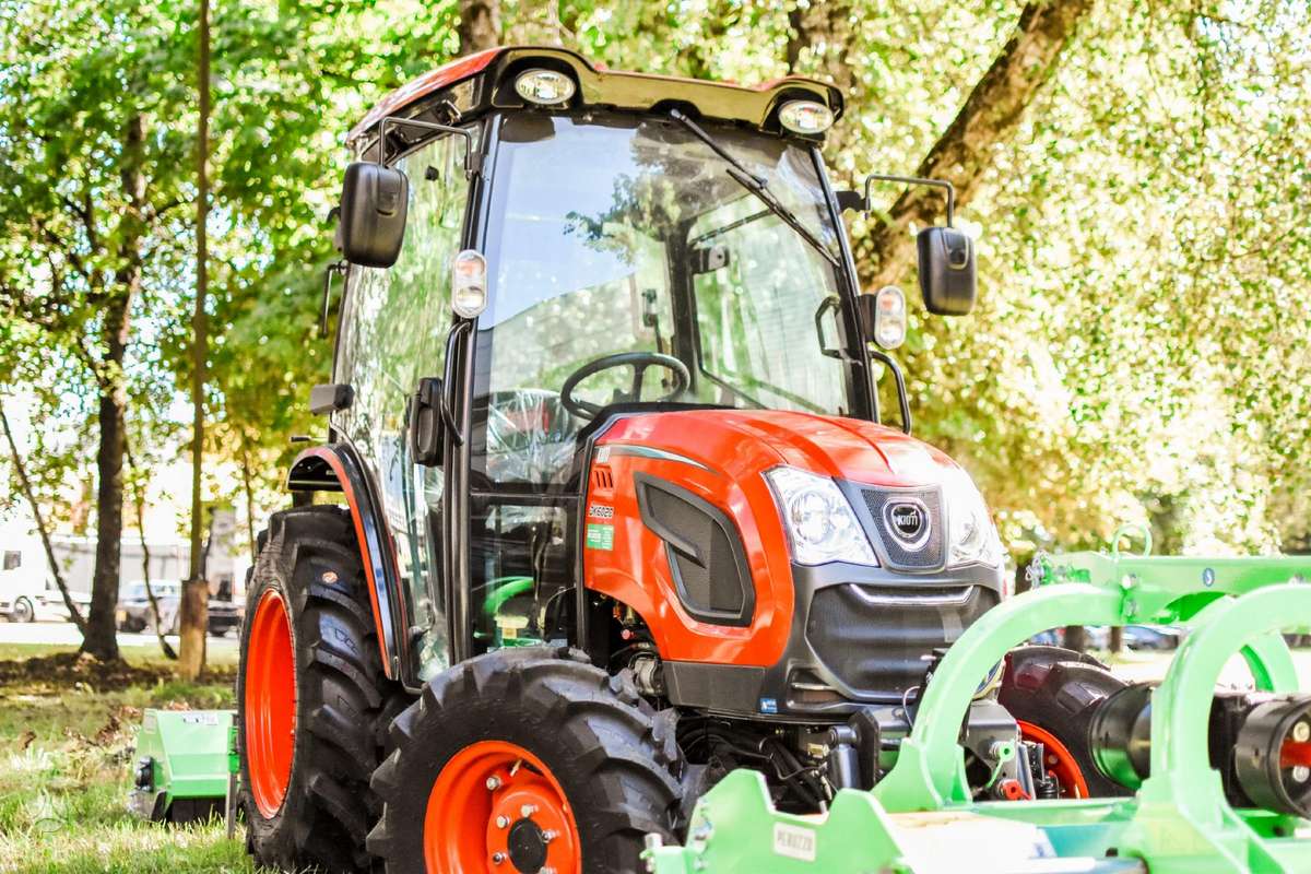 Kioti DK6020, tractors