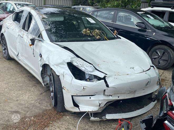 Tesla Model 3 rezerves daļās