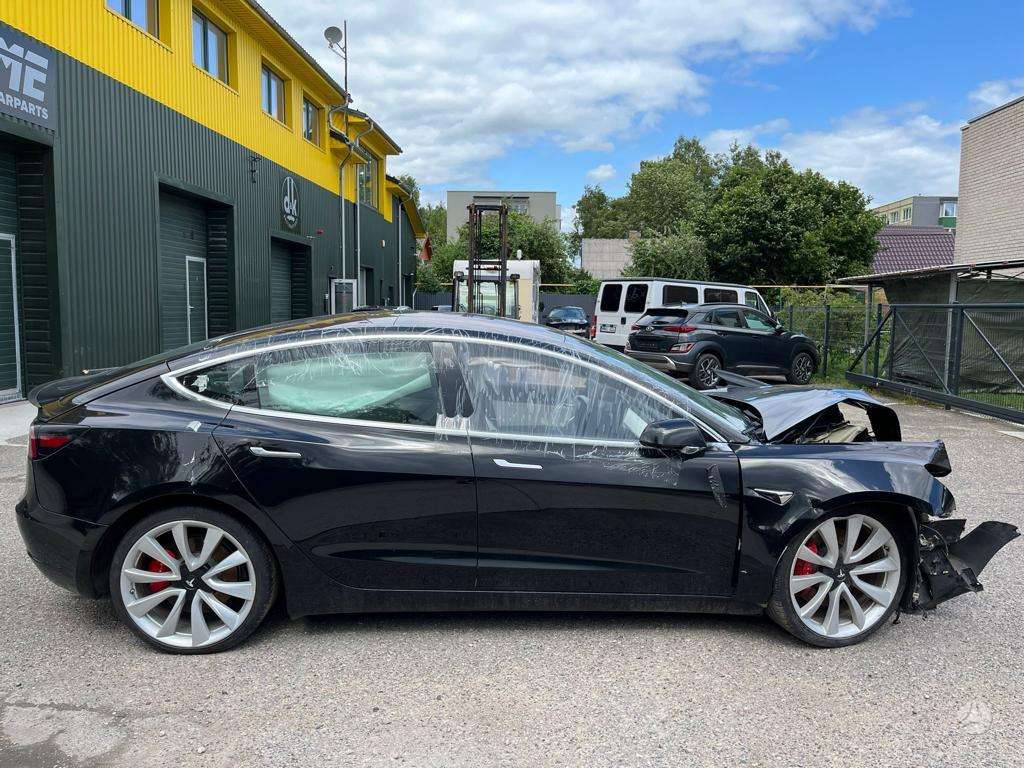 Tesla Model 3 for parts. 2019 tesla model3 performance europa