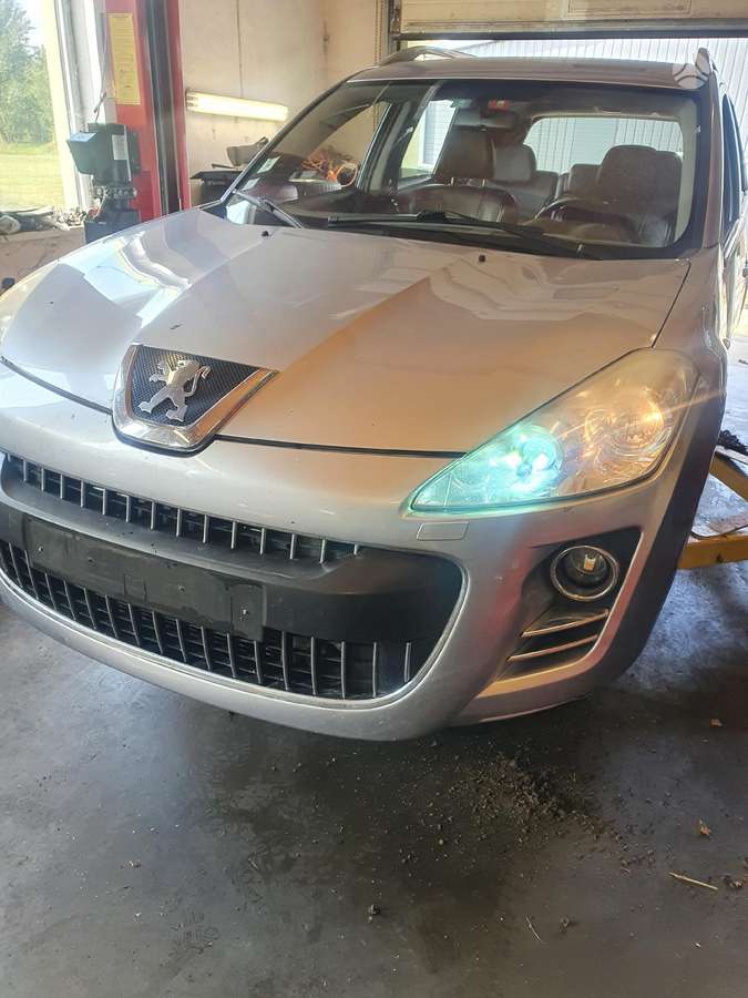 Peugeot 4007 for parts
