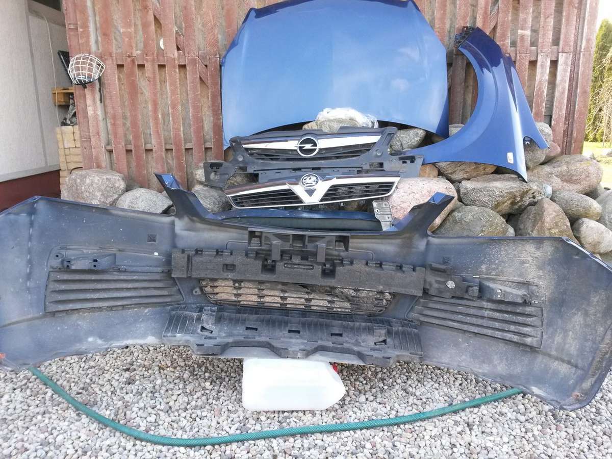 Opel Zafira Pr kapotas sparnai mėlyni ir sidabriniai žibintai pr papras