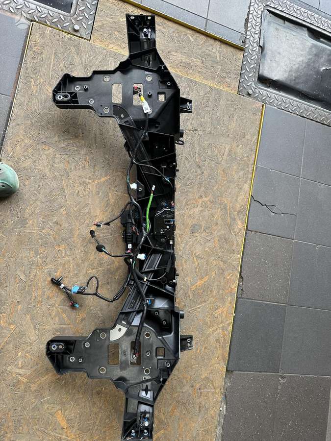Tesla Model S rezerves daļās