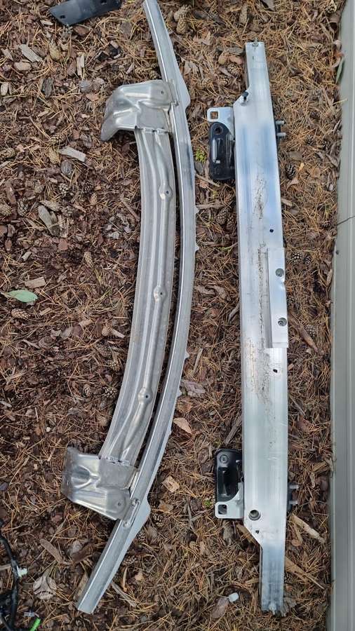 Tesla Model S rezerves daļās