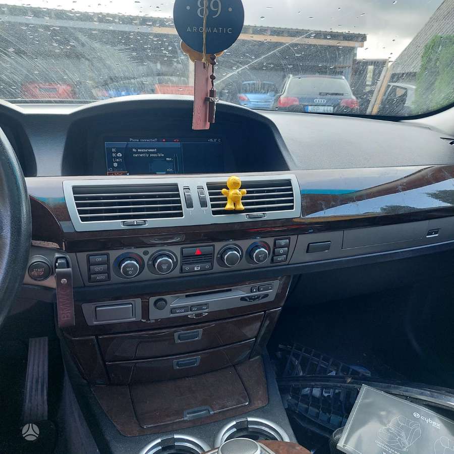 BMW 740 dalimis