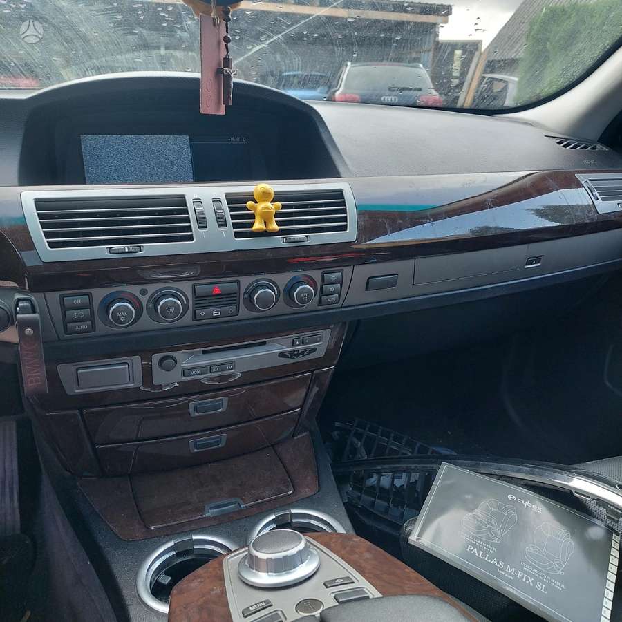 BMW 740 dalimis