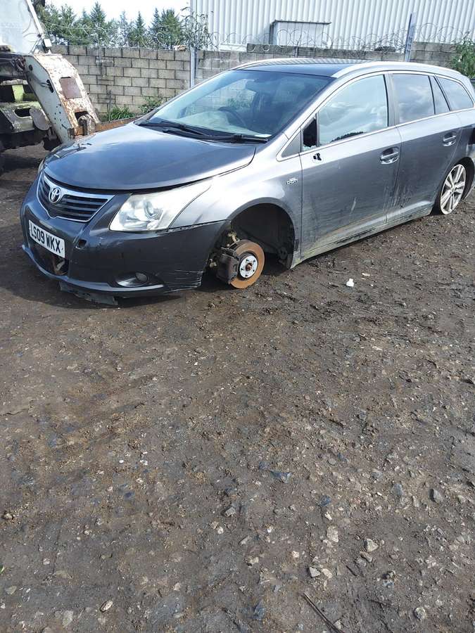 Toyota Avensis по частям