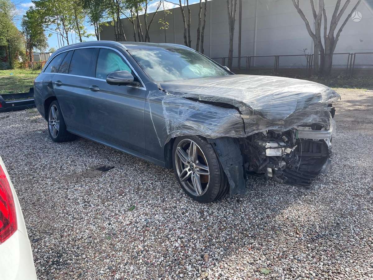 Mercedes-Benz E klasė Spalva 992 variklis 654 920
