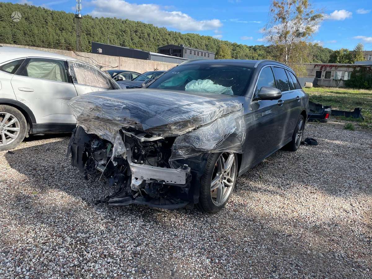 Mercedes-Benz E klasė Spalva 992 variklis 654 920