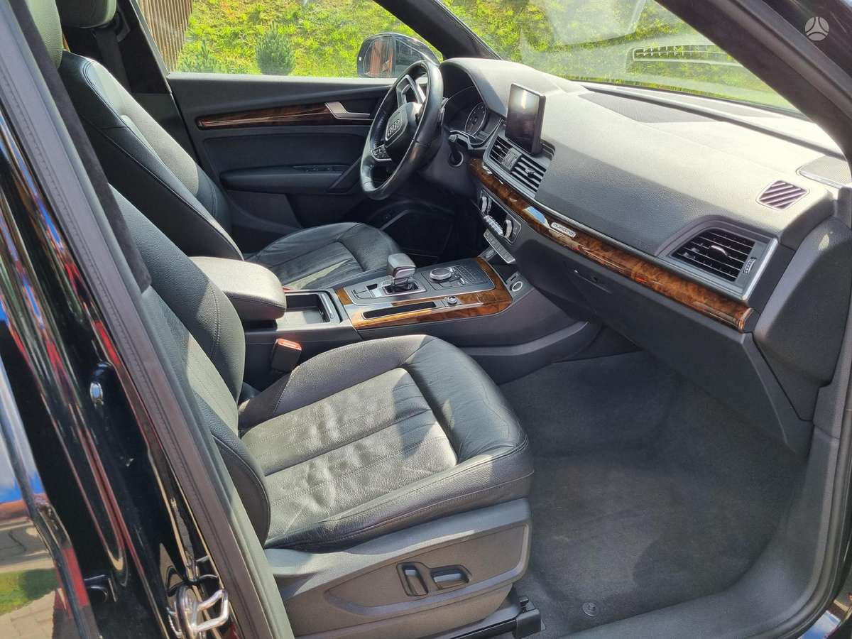 Audi Q5, 2.0 l., off-road / crossover