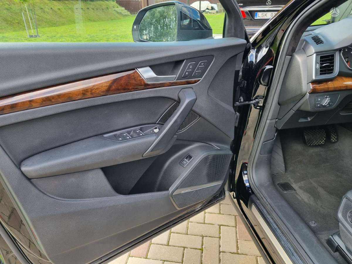 Audi Q5, 2.0 l., off-road / crossover
