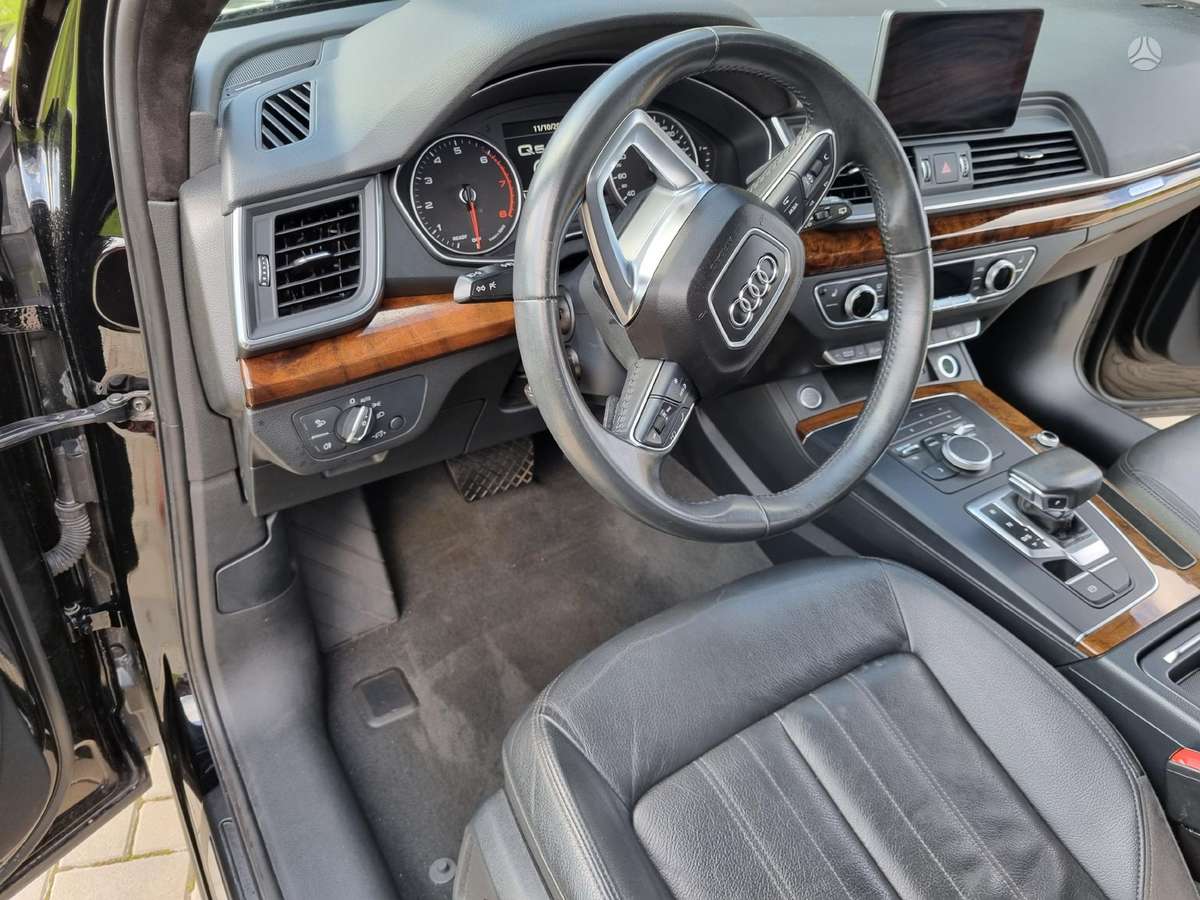 Audi Q5, 2.0 l., off-road / crossover