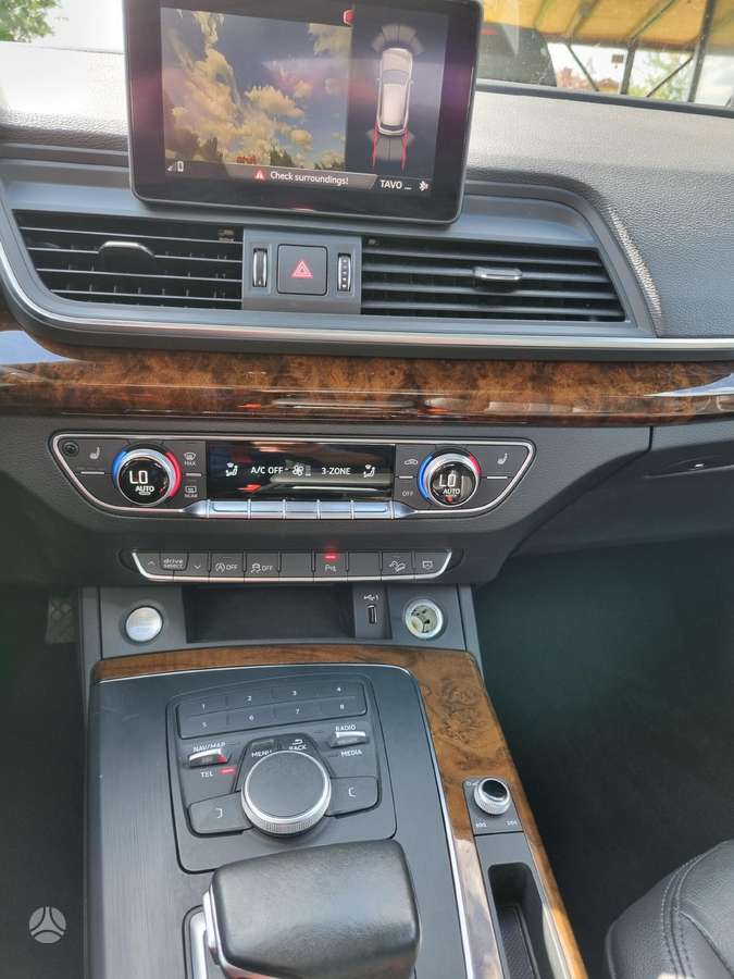 Audi Q5, 2.0 l., off-road / crossover
