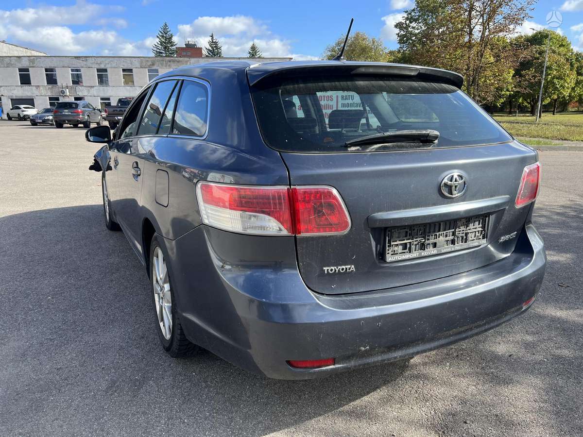 Toyota Avensis for parts