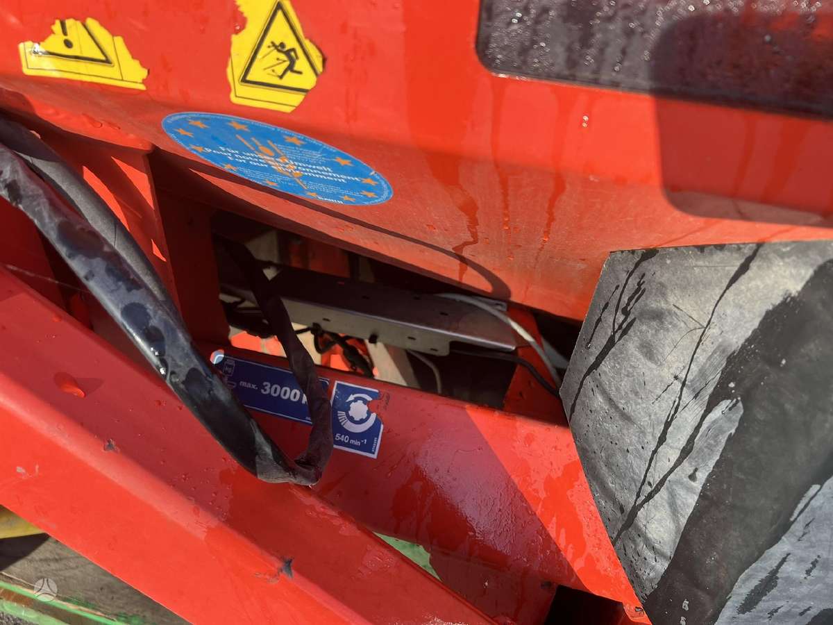 Kuhn Rauch Axis 30.1 W, spreaders