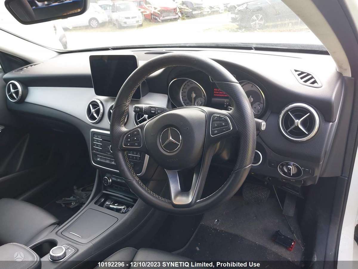 Mercedes-Benz GLA200 dalimis. Dalimis