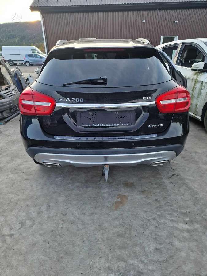 Mercedes-Benz GLA200 по частям