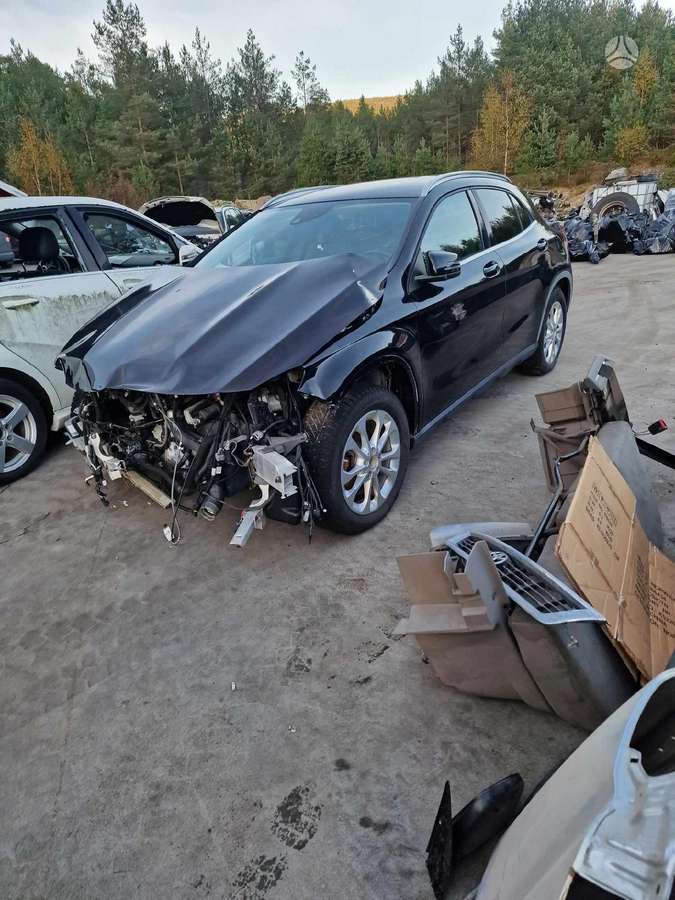 Mercedes-Benz GLA200 dalimis
