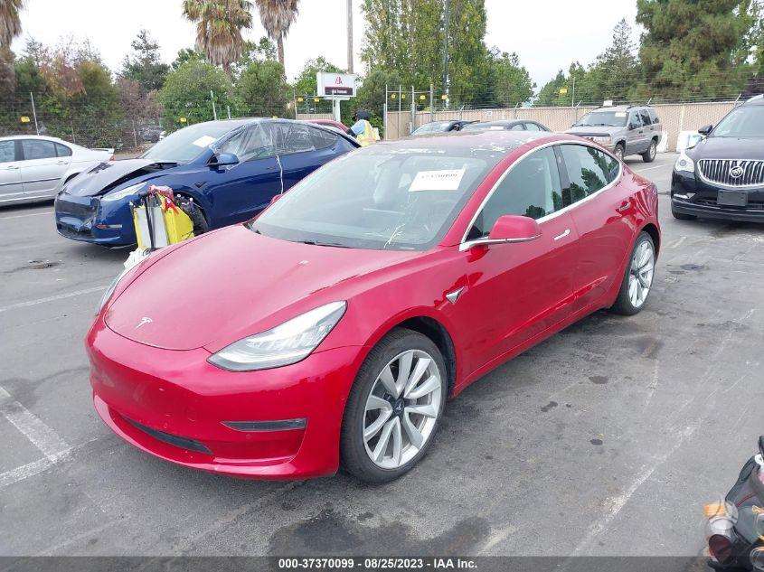 Tesla Model 3 dalimis. Visas auto ardomas dalimis