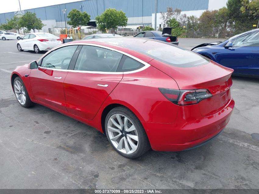 Tesla Model 3 dalimis. Visas auto ardomas dalimis